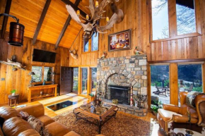 LUXURY!! Hot Tub, Pool Table, River & Petting zoo?